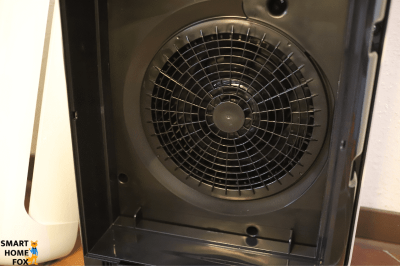 Двигатель (вентилятор) воздухоочистителя Philips AC2889/10 Series 2000i расположен внутри прибора за защитной решеткой.